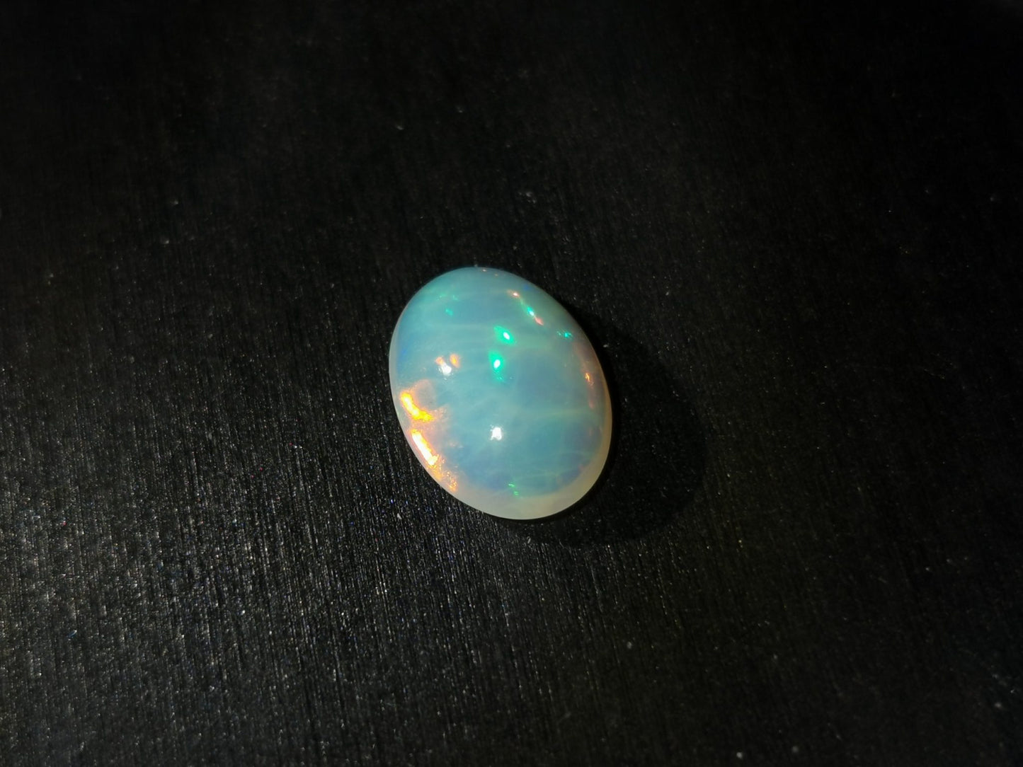 Opale taglio ovale cabochon 4,10 ct