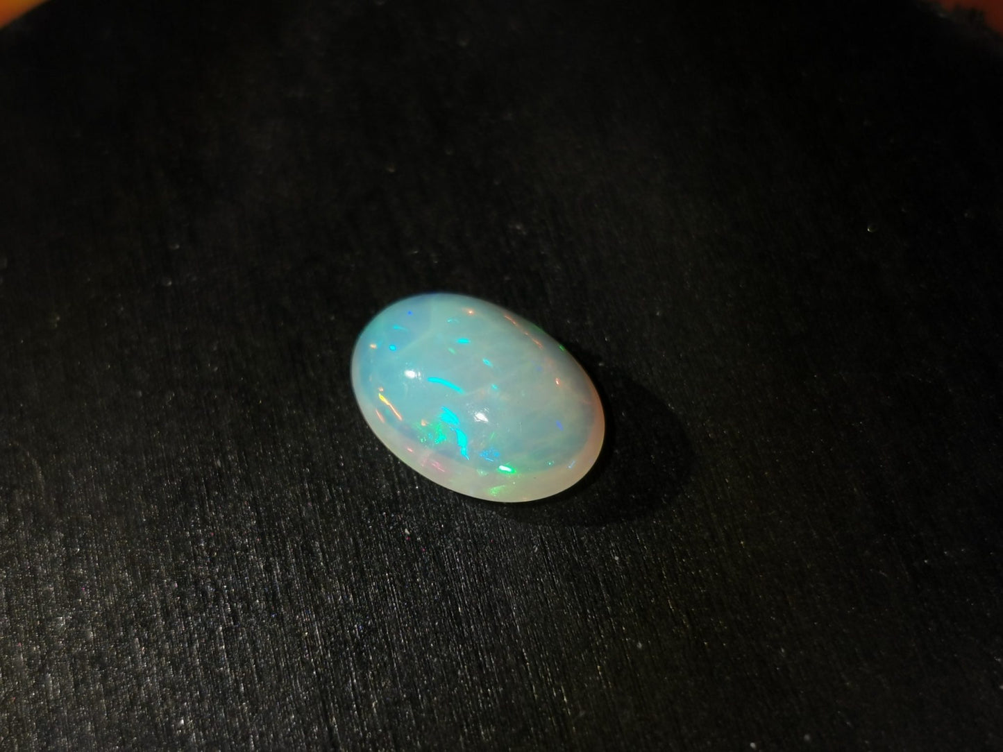Opale taglio ovale cabochon 4,10 ct