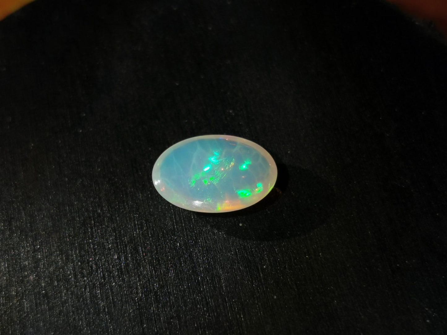 Opale taglio ovale cabochon 4,10 ct