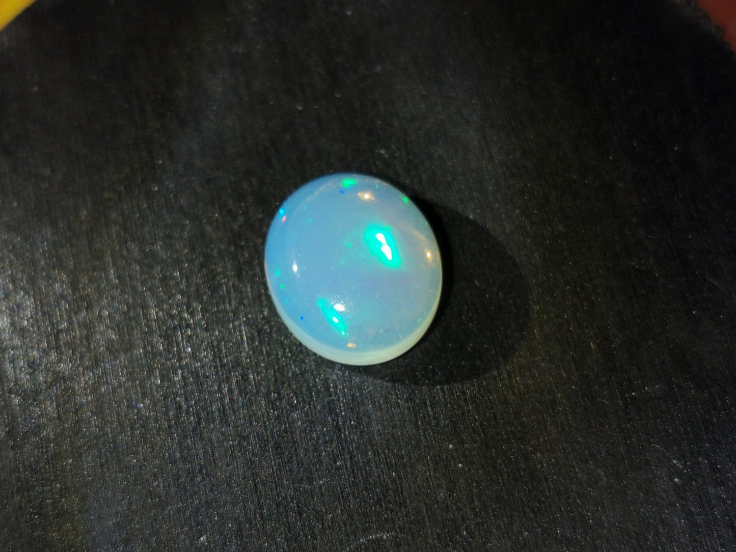 Opale taglio ovale cabochon 6,65 ct
