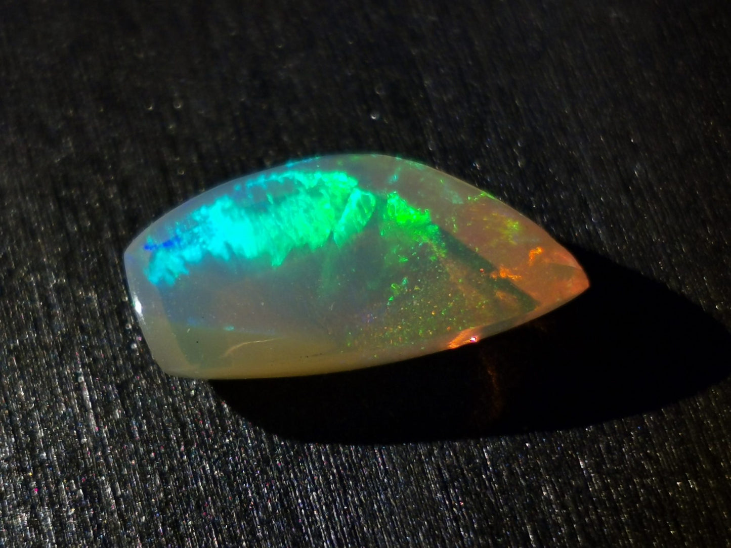 Opale taglio fancy cabochon 2,34 ct
