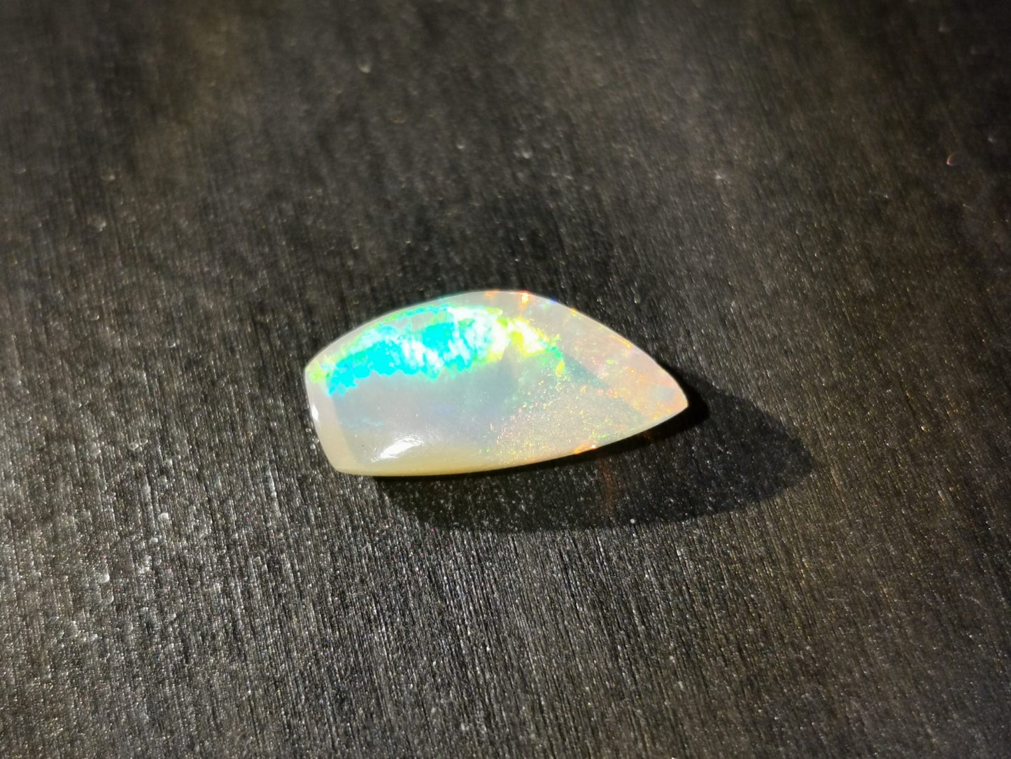 Opale taglio fancy cabochon 2,34 ct