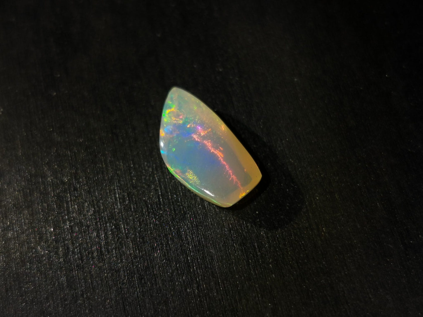 Opale taglio fancy cabochon 2,34 ct