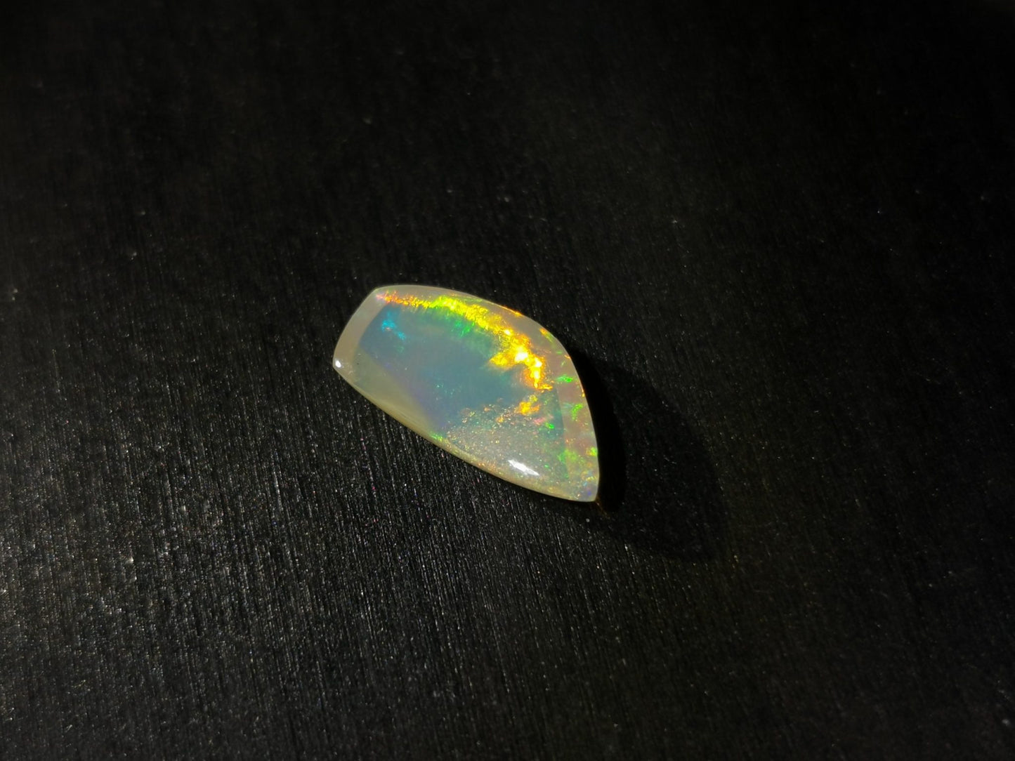 Opale taglio fancy cabochon 2,34 ct
