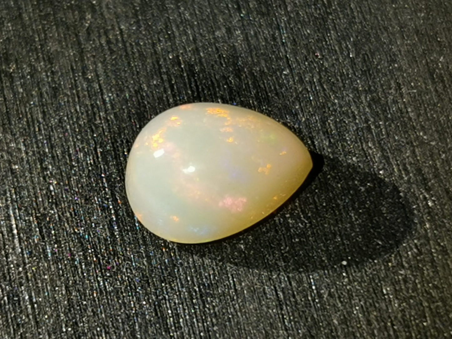 Opale taglio goccia cabochon 1,04 ct