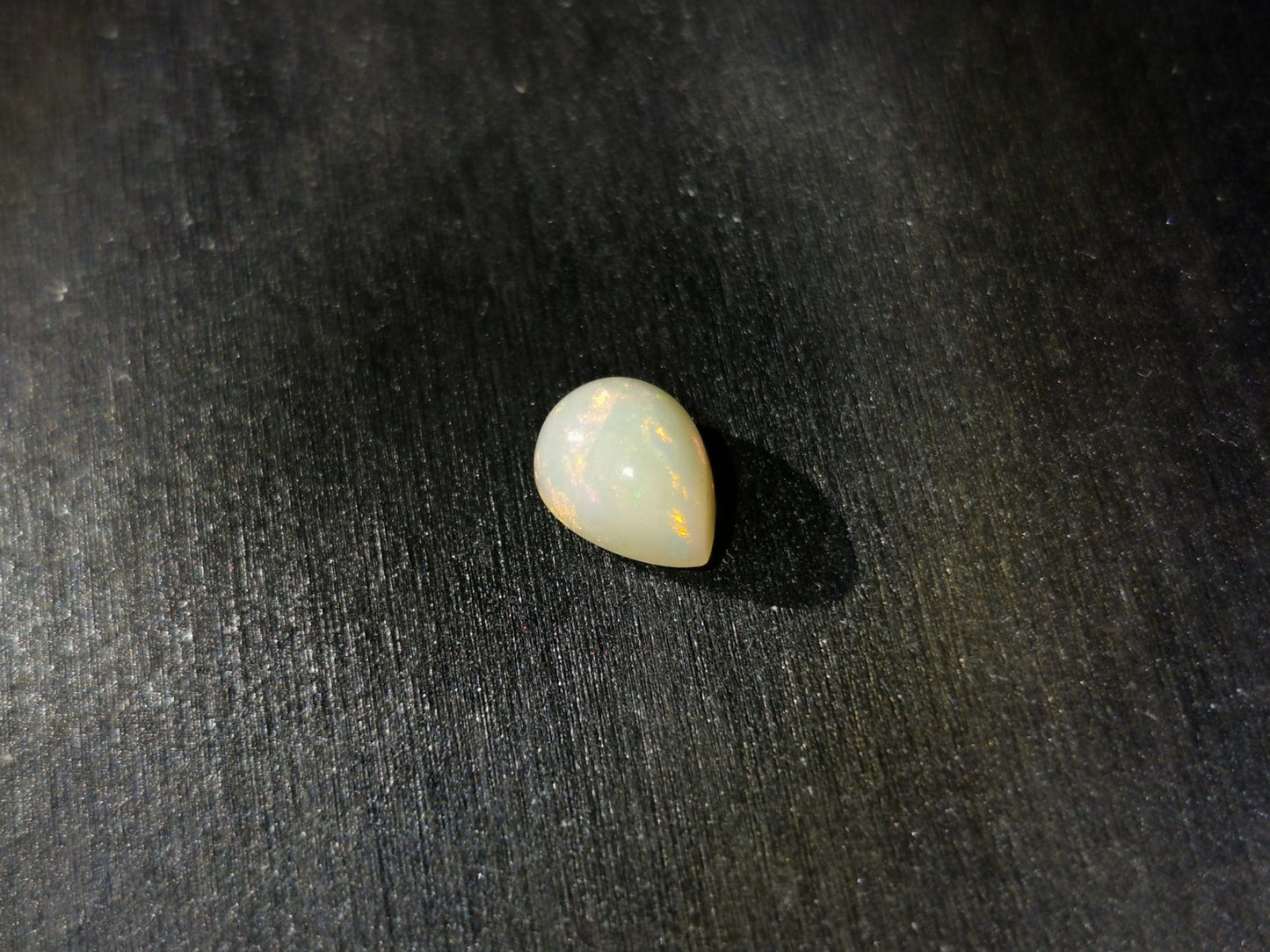 Opale taglio goccia cabochon 1,04 ct