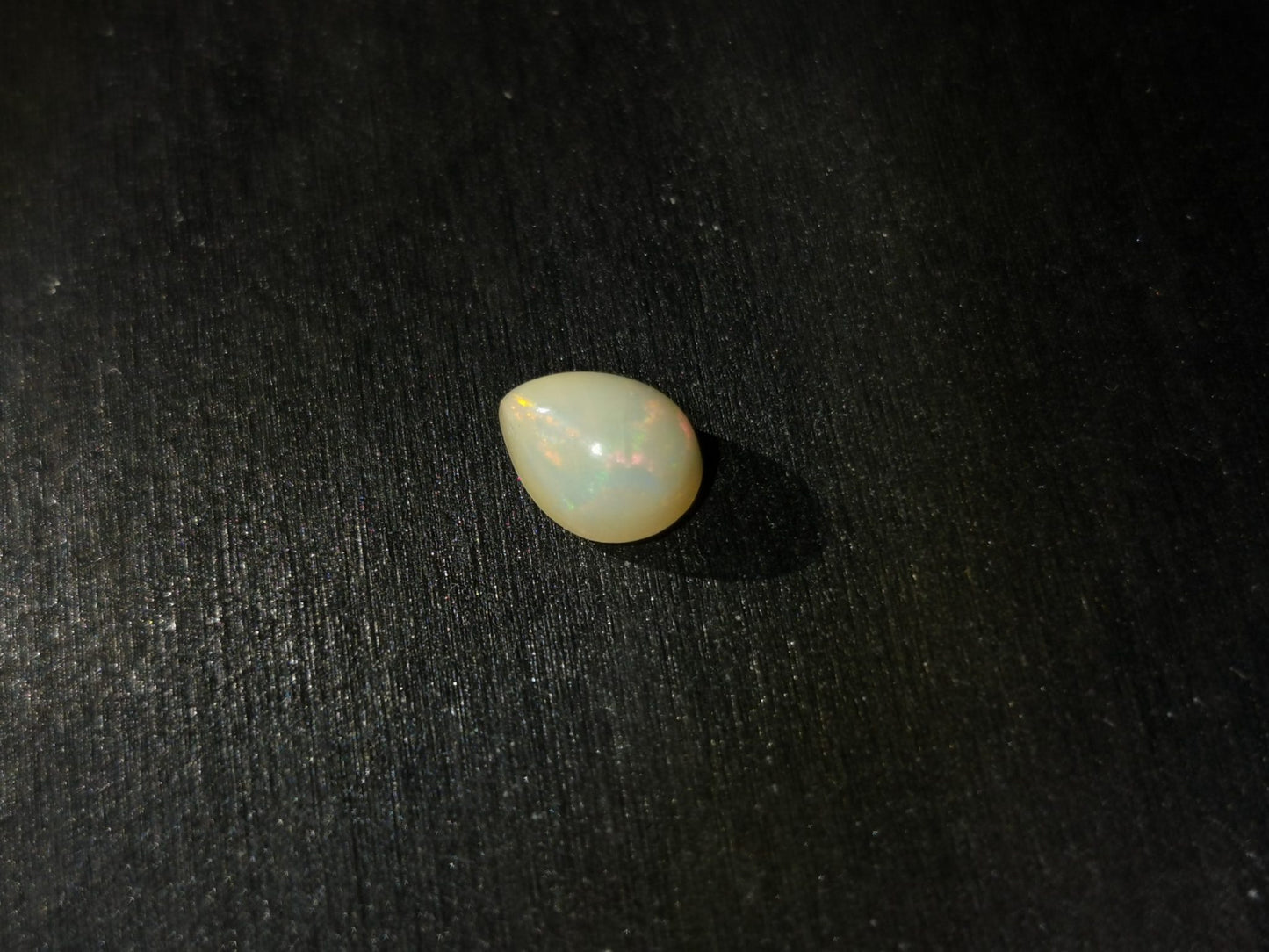 Opale taglio goccia cabochon 1,04 ct