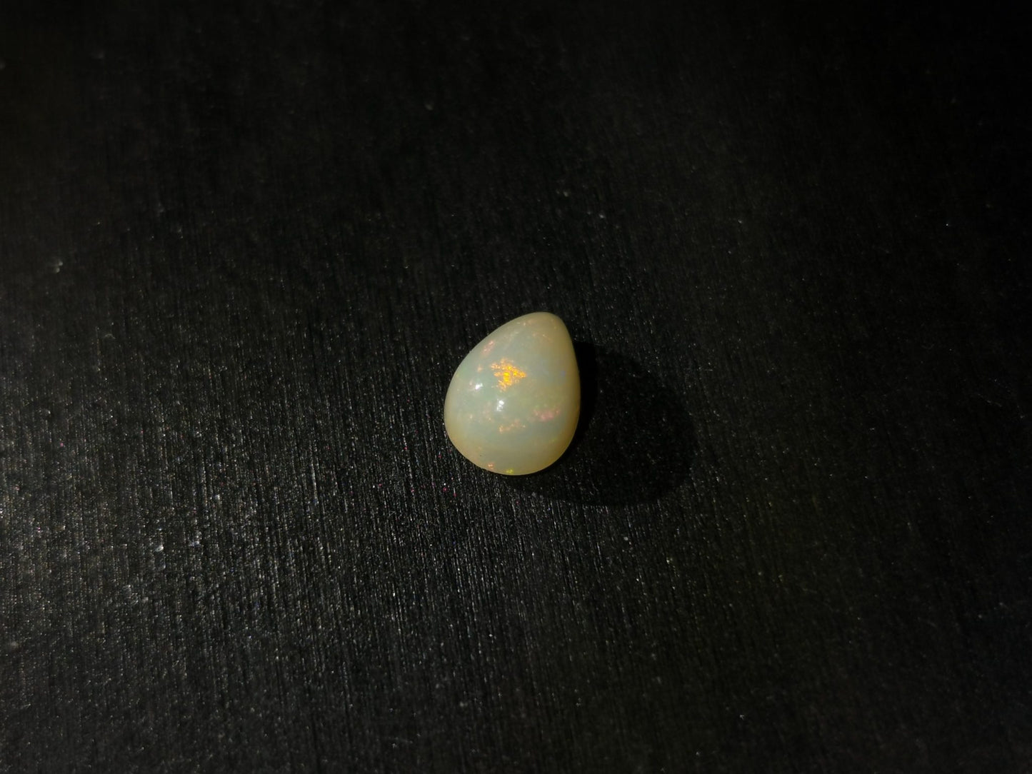Opale taglio goccia cabochon 1,04 ct