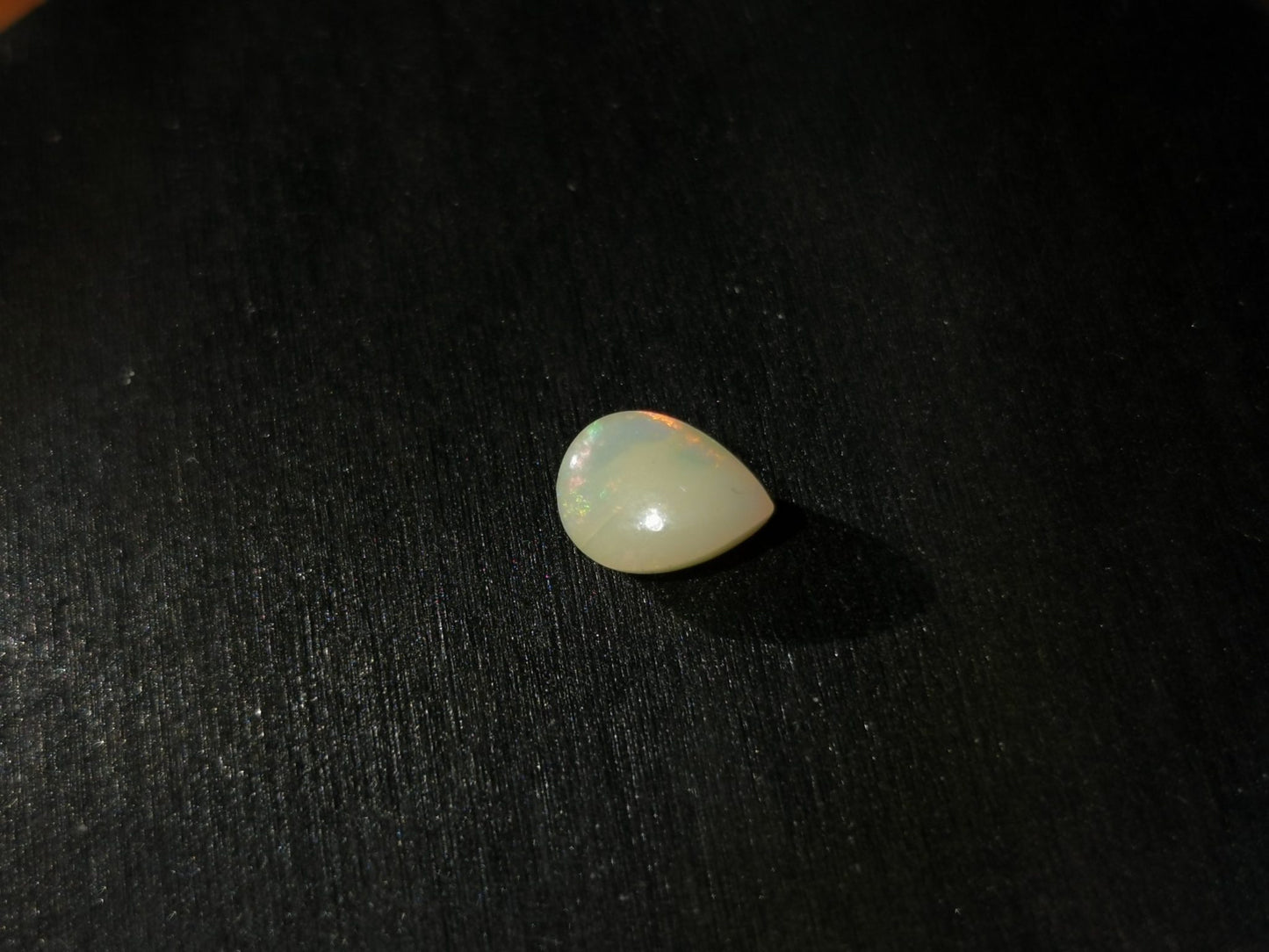 Opale taglio goccia cabochon 1,04 ct