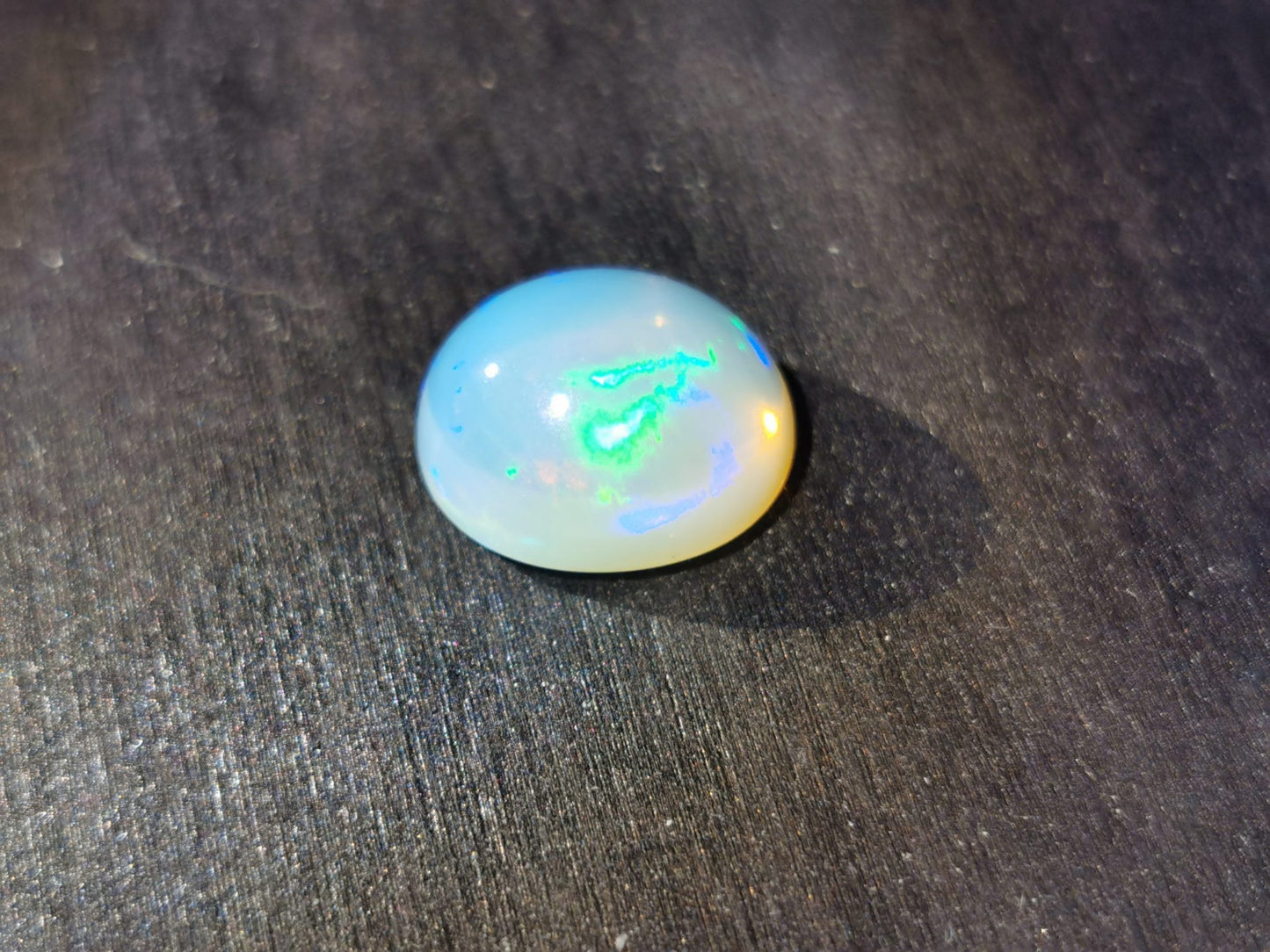 Opale taglio ovale cabochon 6,19 ct