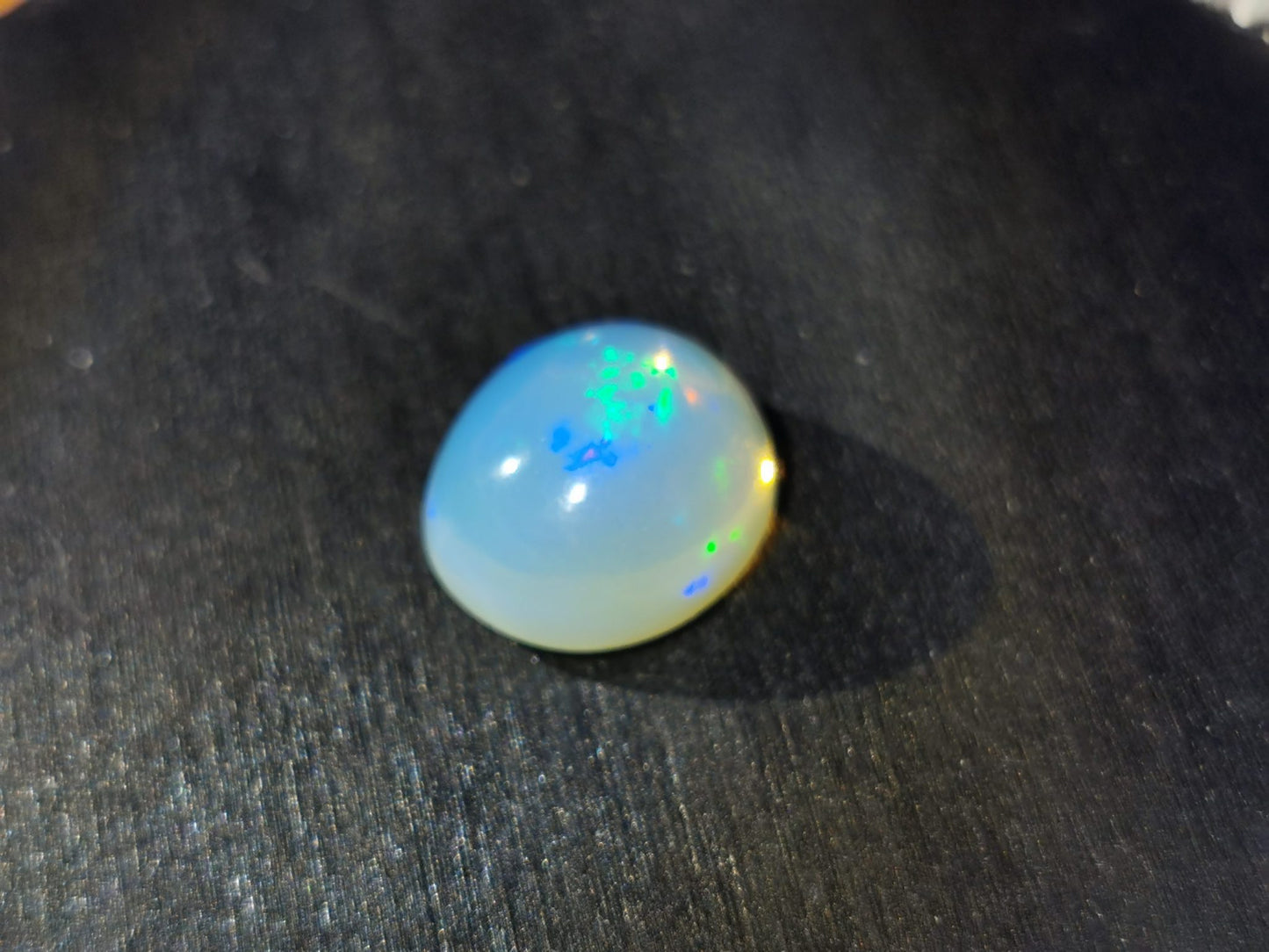 Opale taglio ovale cabochon 6,19 ct