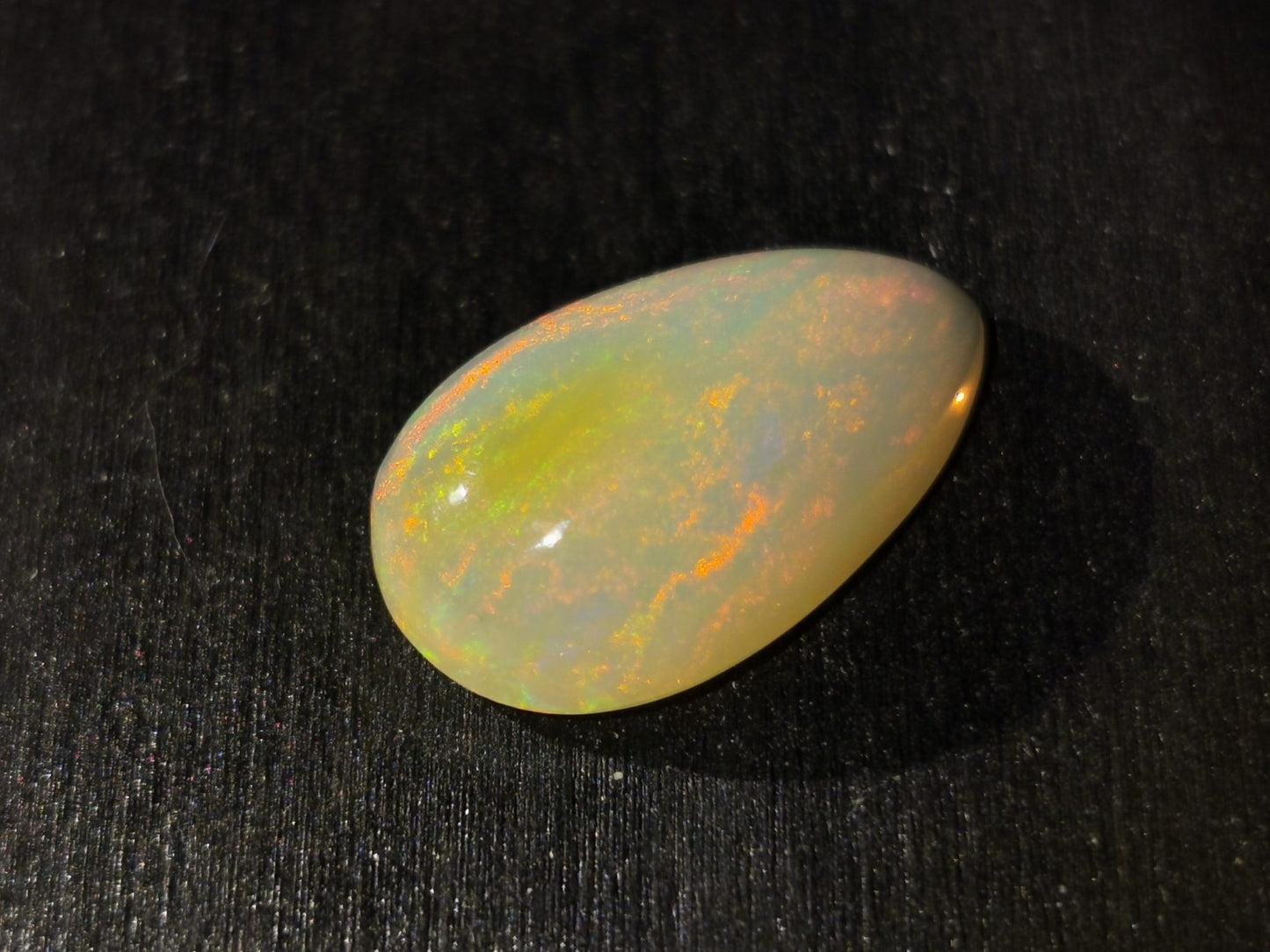 Opale taglio goccia cabochon 5,23 ct
