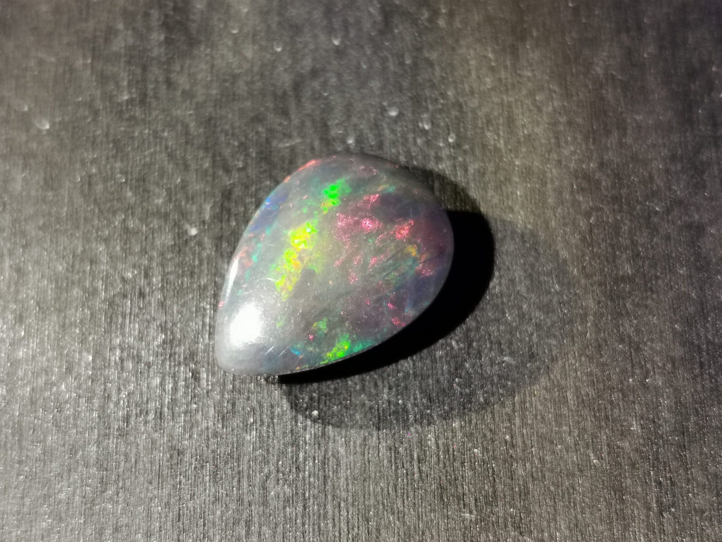 Opale taglio goccia cabochon 4,91 ct