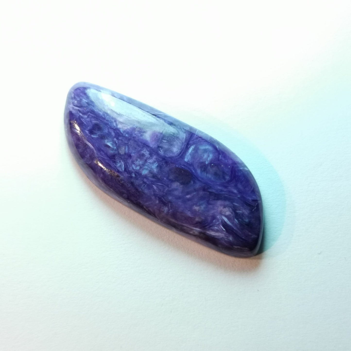 Charoite taglio fancy cabochon 22,07 ct