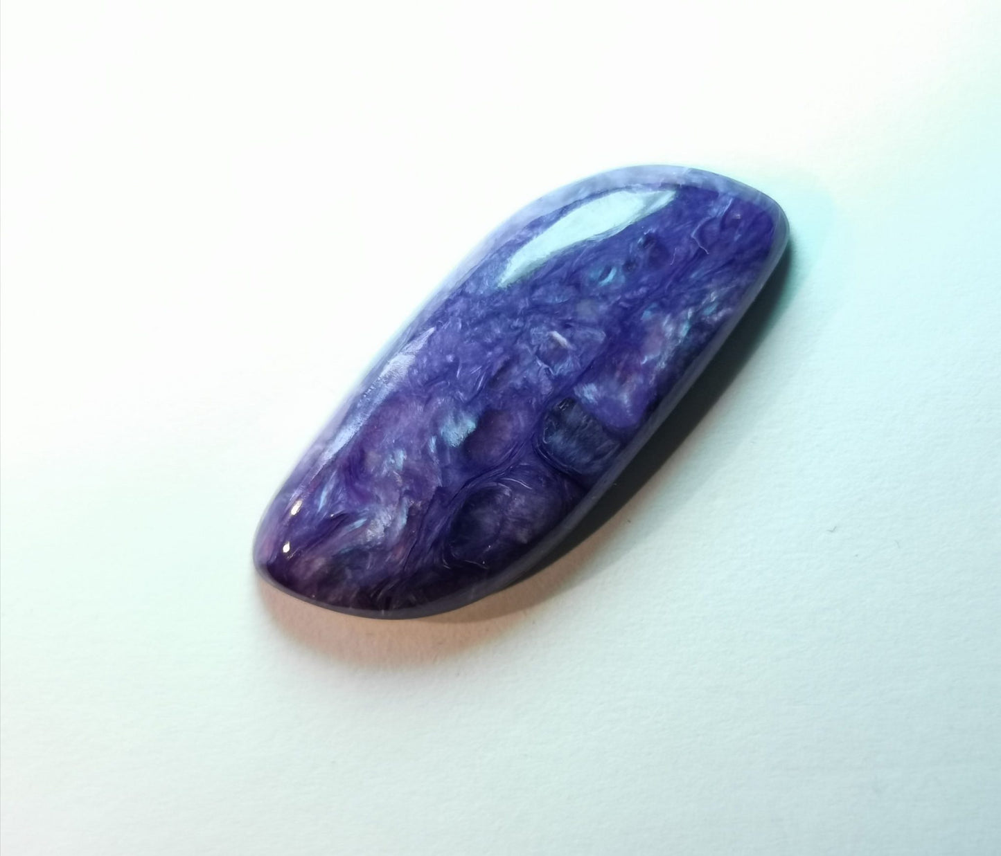 Charoite taglio fancy cabochon 22,07 ct
