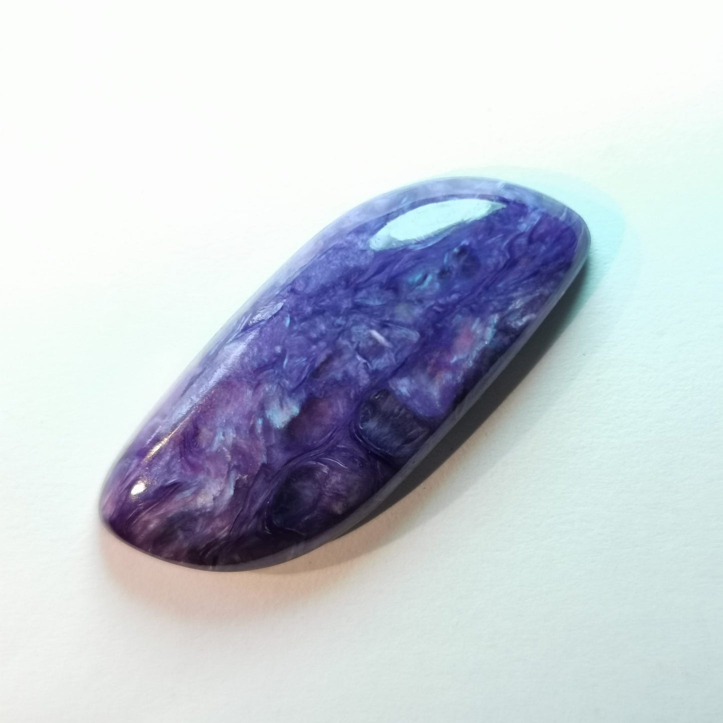 Charoite taglio fancy cabochon 22,07 ct