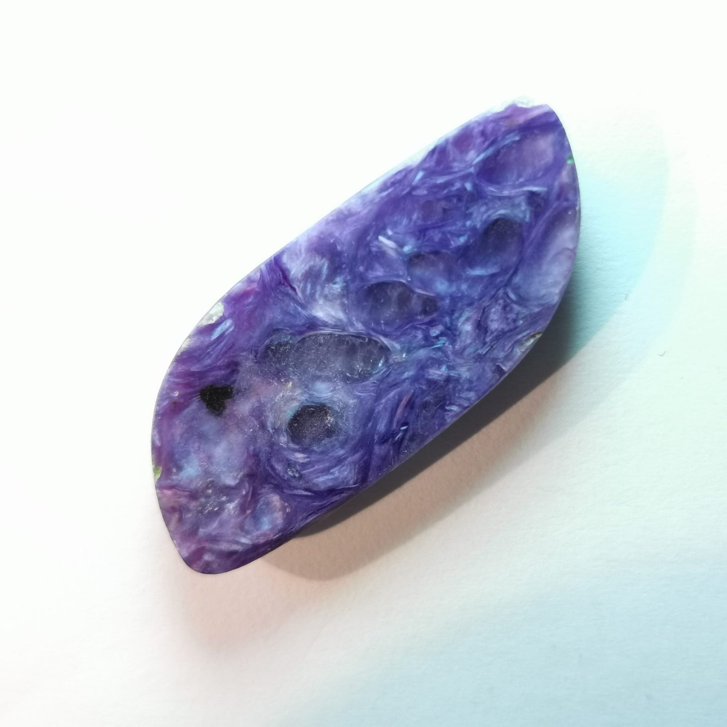 Charoite taglio fancy cabochon 22,07 ct