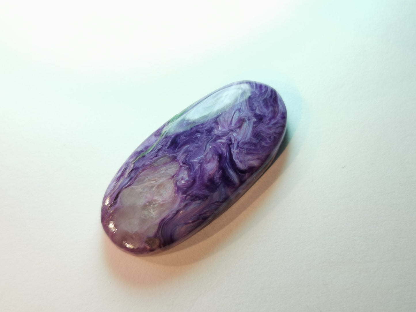 Charoite taglio ovale cabochon 22,74 ct