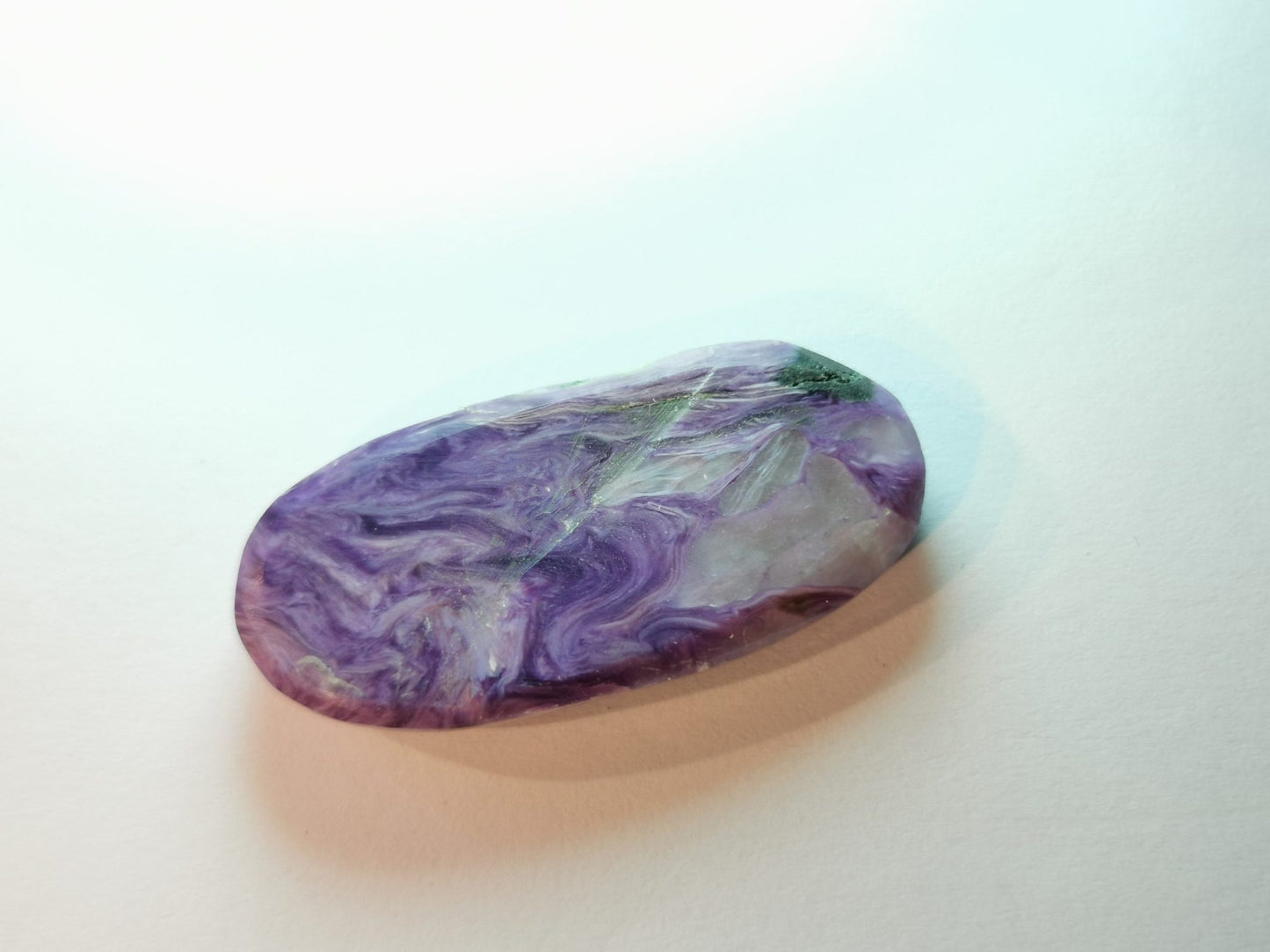 Charoite taglio ovale cabochon 22,74 ct