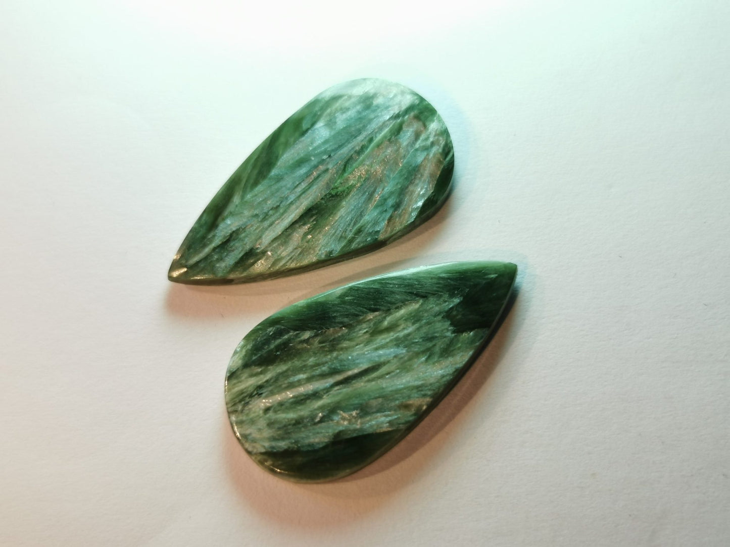 Coppia di Serafiniti taglio goccia cabochon 21,64 ct totali
