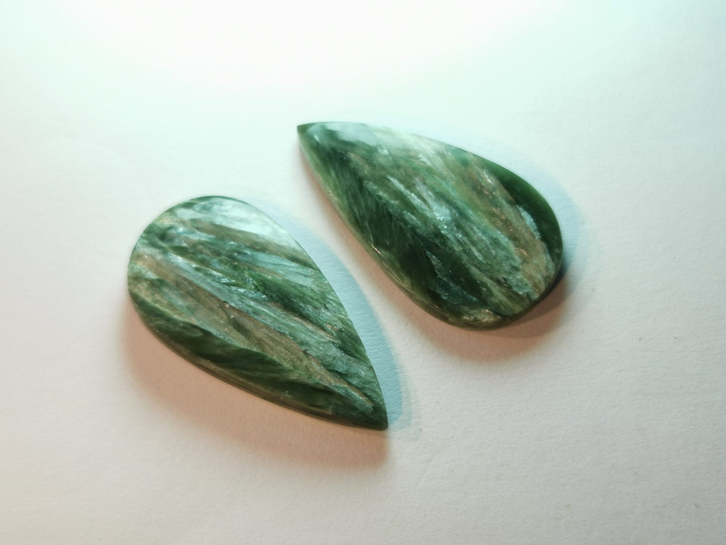 Coppia di Serafiniti taglio goccia cabochon 21,64 ct totali