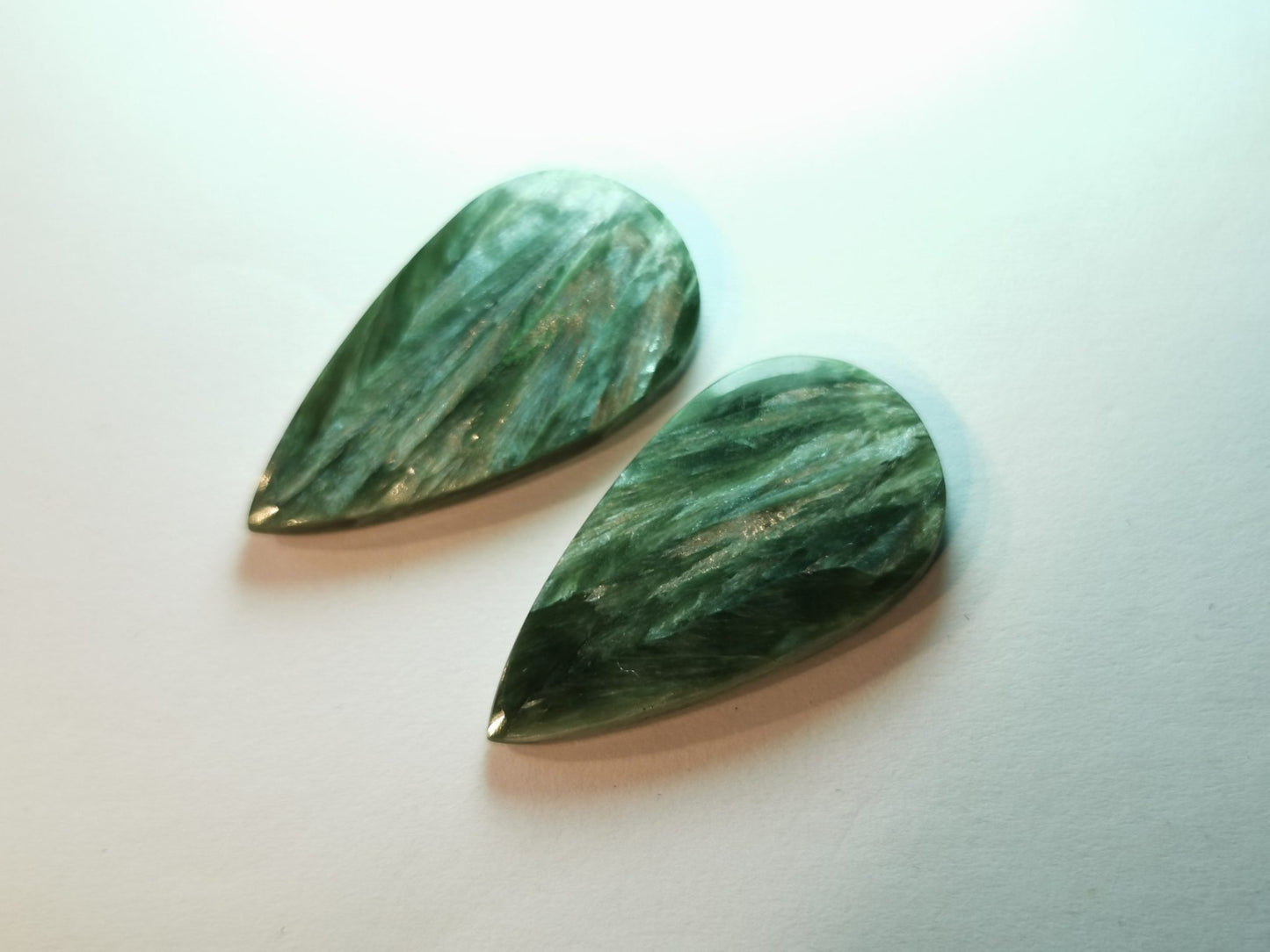 Coppia di Serafiniti taglio goccia cabochon 21,64 ct totali