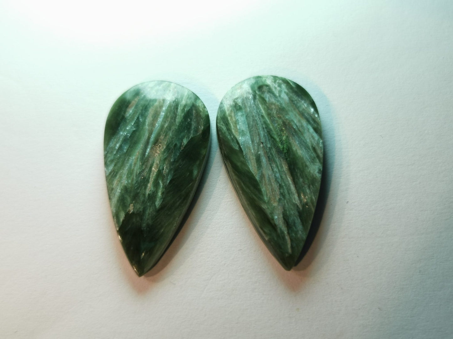 Coppia di Serafiniti taglio goccia cabochon 21,64 ct totali