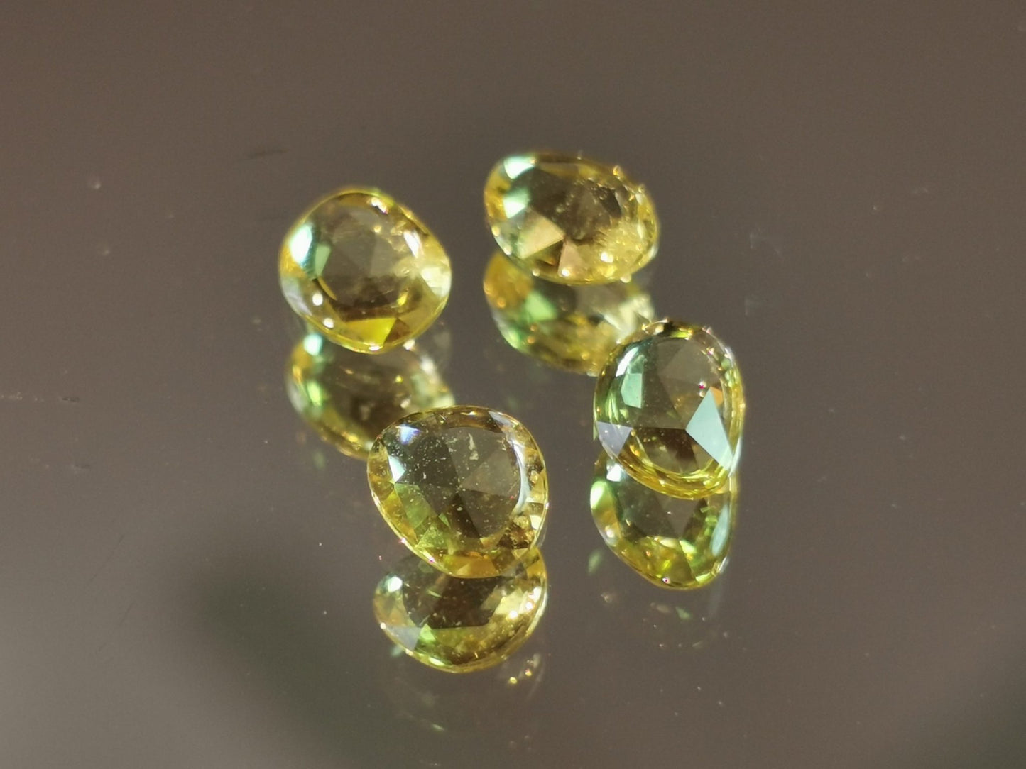Lotto di 4 Zaffiri giallo taglio rosetta forma fancy 1,79 ct totali