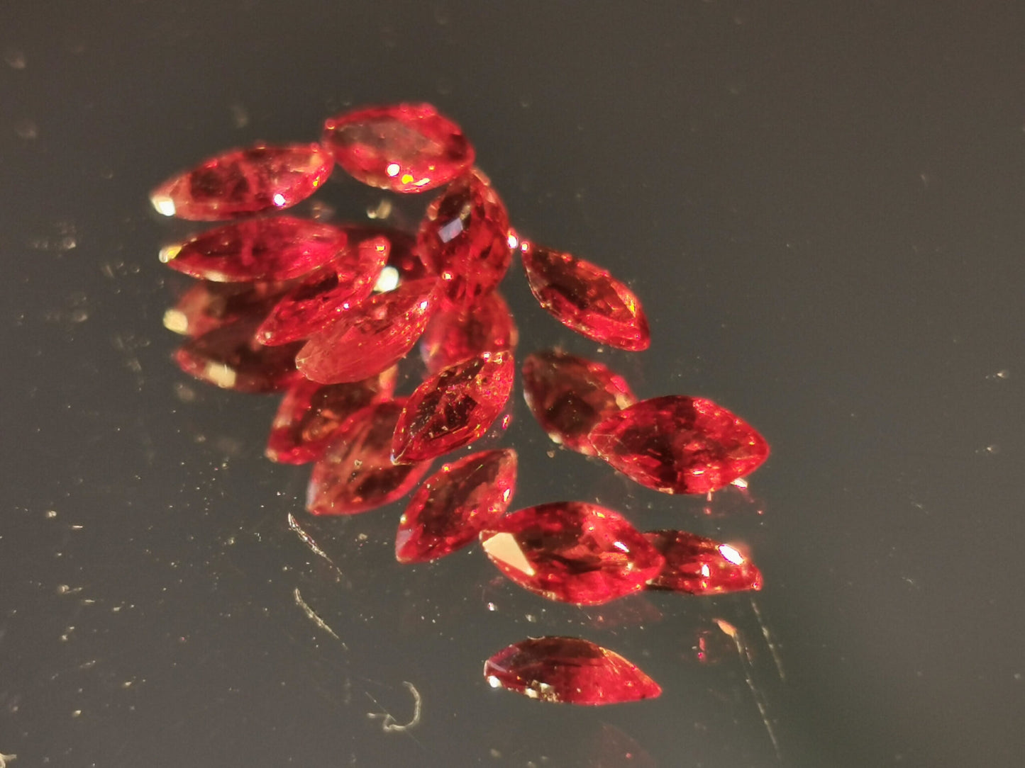 Lotto di 10 Zaffiri rosso-arancio taglio marquise 1,67 ct totali
