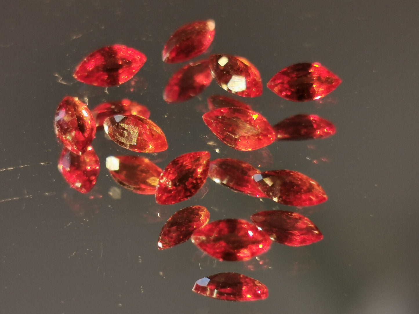 Lotto di 10 Zaffiri rosso-arancio taglio marquise 1,80 ct totali