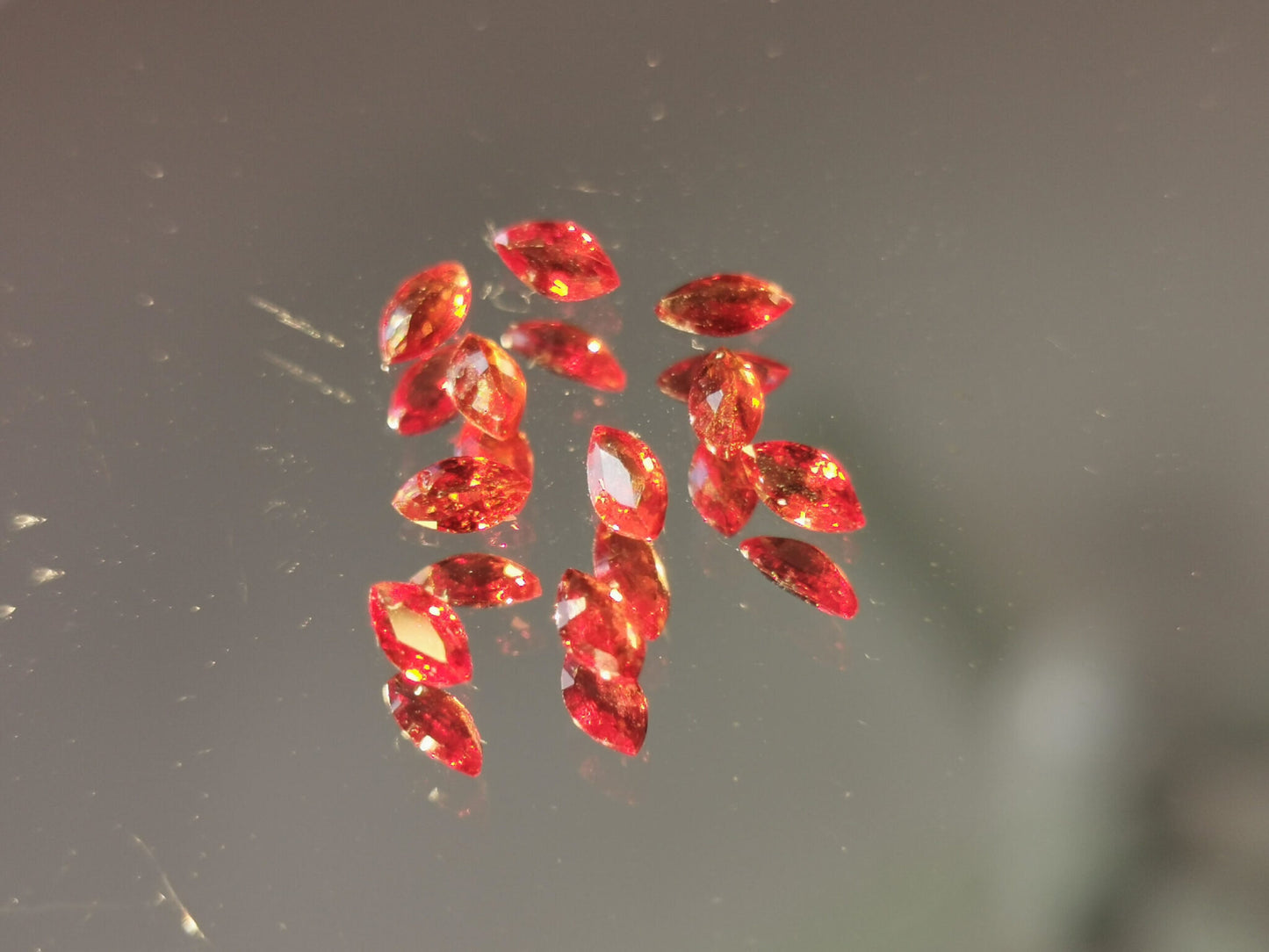 Lotto di 10 Zaffiri rosso-arancio taglio marquise 1,80 ct totali