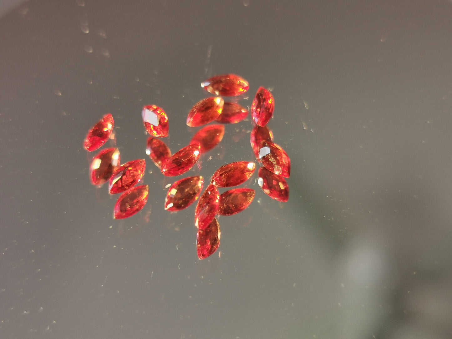 Lotto di 10 Zaffiri rosso-arancio taglio marquise 1,80 ct totali