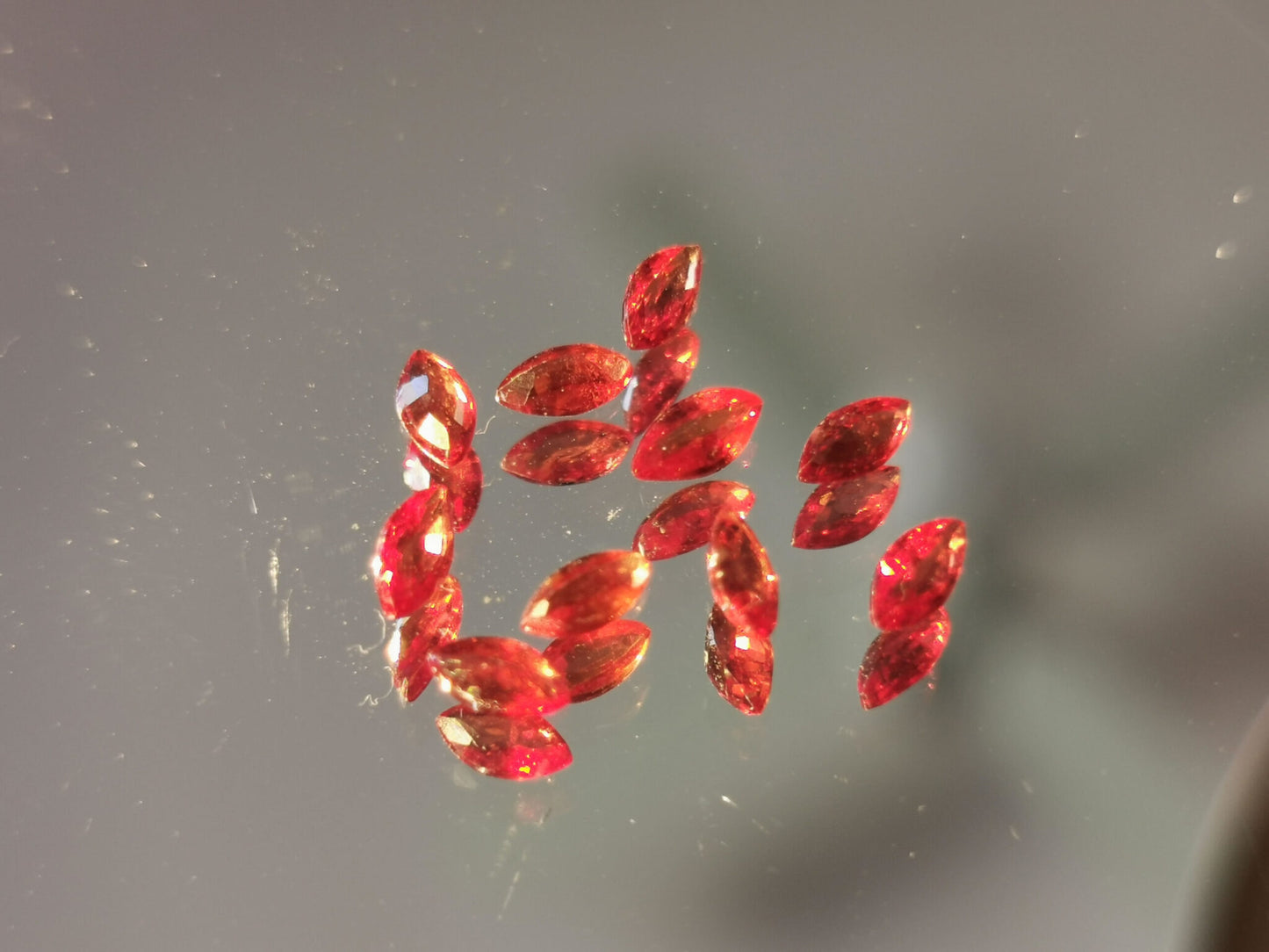Lotto di 10 Zaffiri rosso-arancio taglio marquise 1,80 ct totali