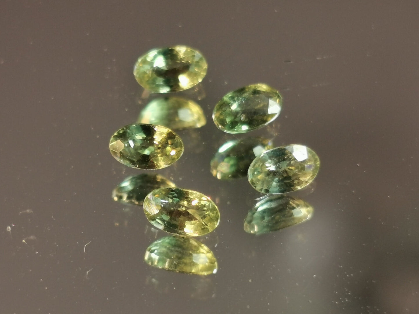 Lotto di 5 Zaffiri verde taglio ovale 1,75 ct totali