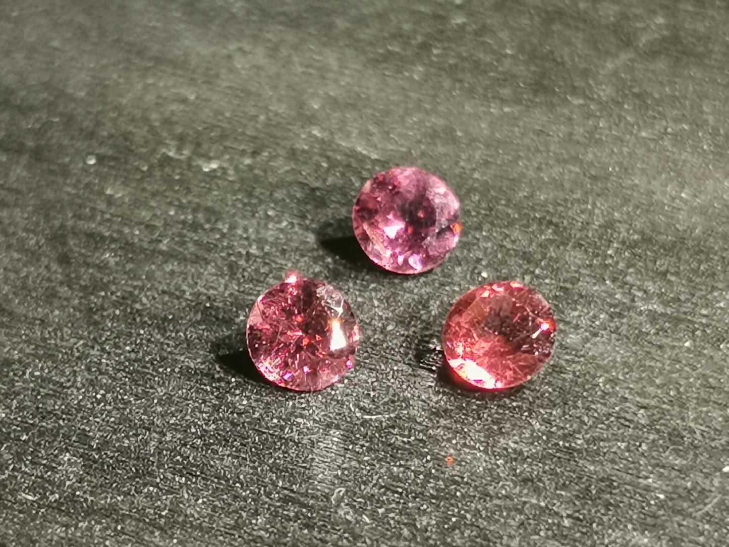 Lotto di tre Granati Rodolite taglio rotondo 1,21 ct totali