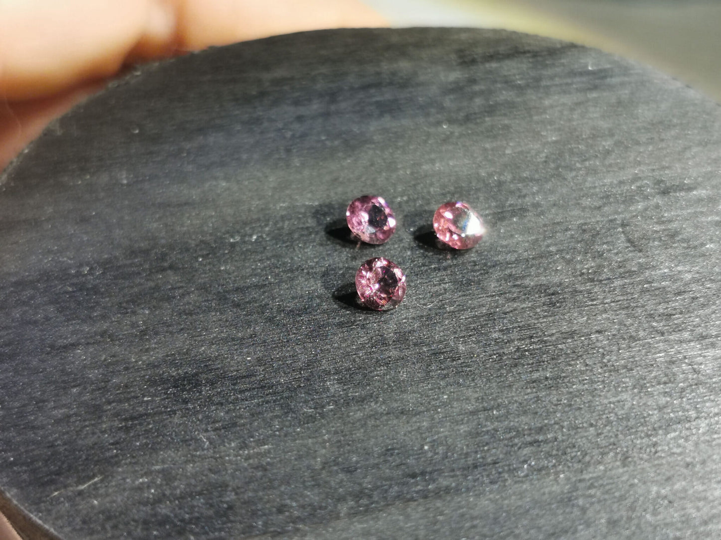 Lotto di tre Granati Rodolite taglio rotondo 1,21 ct totali
