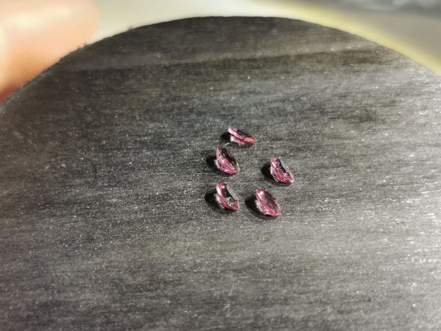 Lotto di cinque Granati Rodolite taglio ovale 1,35 ct totali