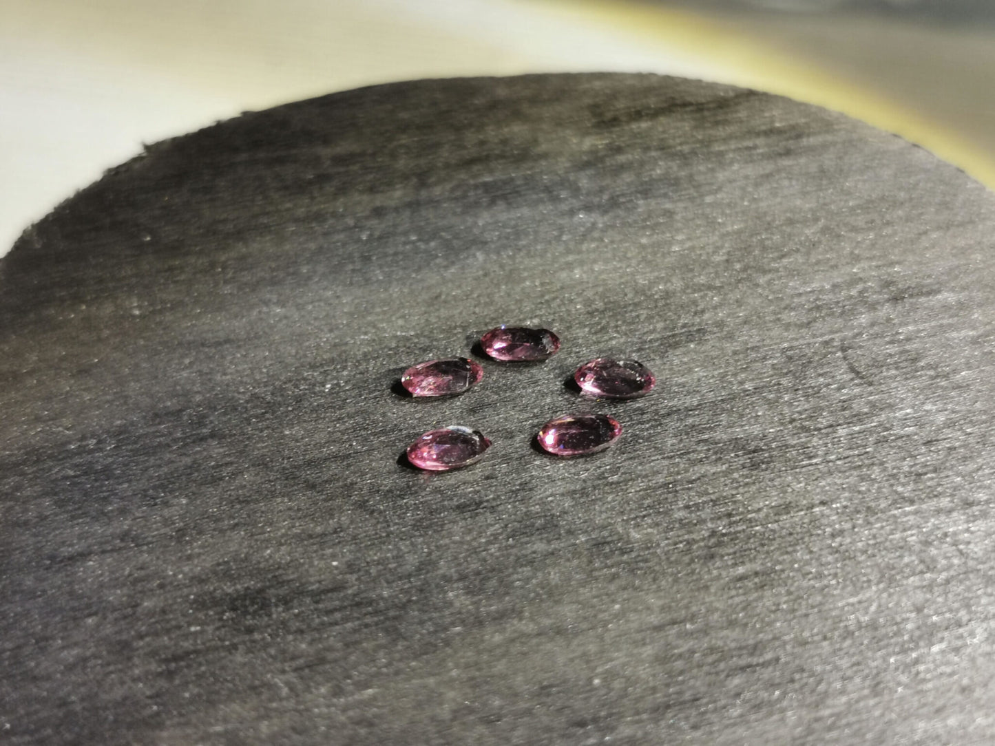 Lotto di cinque Granati Rodolite taglio ovale 1,35 ct totali