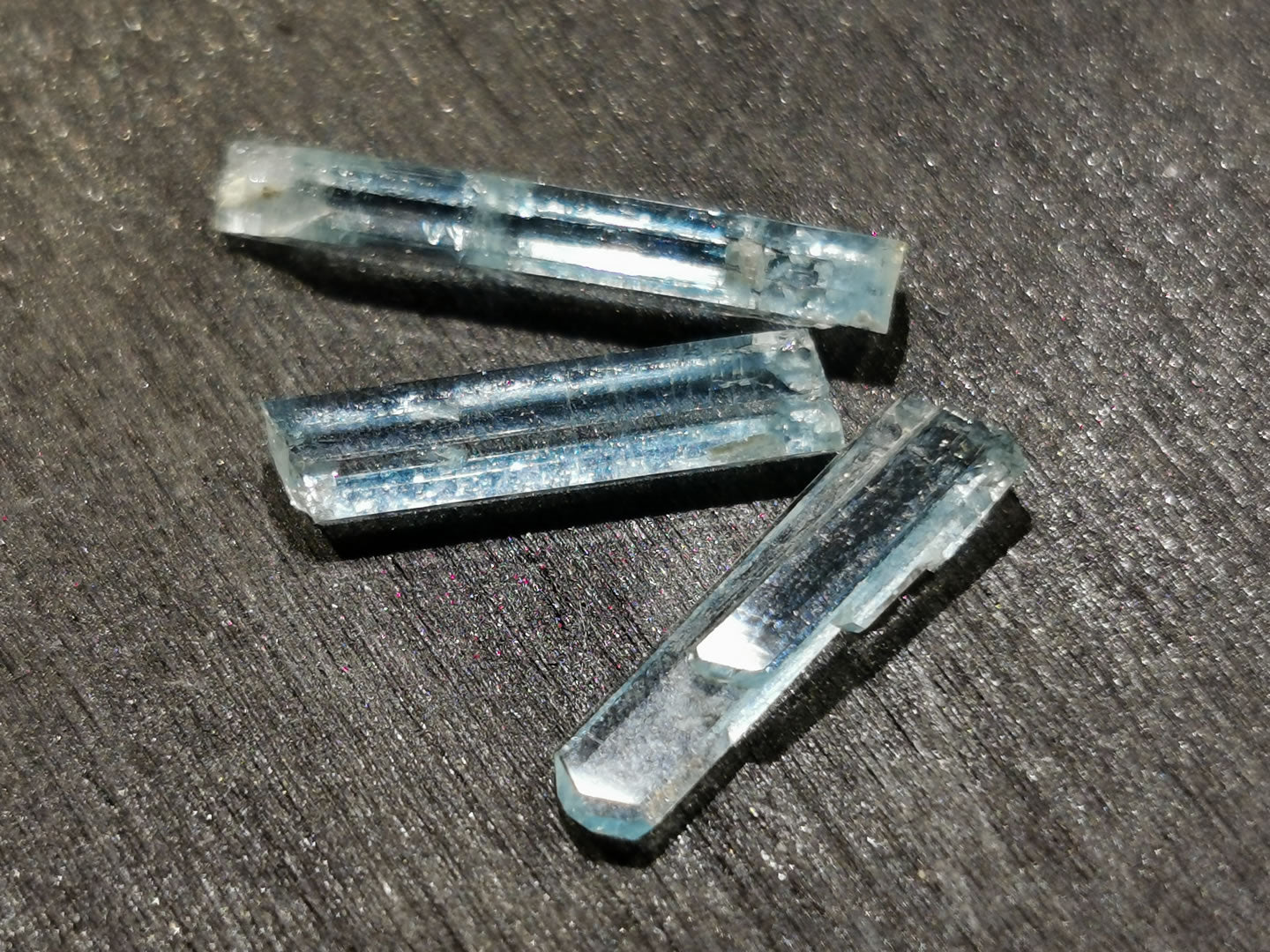 Lotto di tre di Acquamarine grezze 3,45 ct