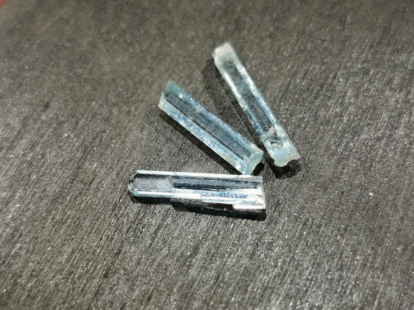 Lotto di tre di Acquamarine grezze 3,45 ct