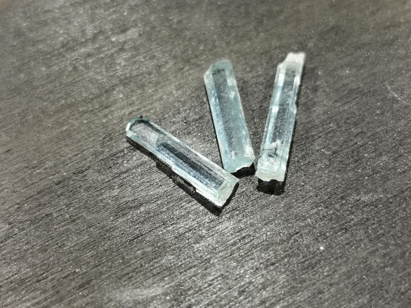Lotto di tre di Acquamarine grezze 3,45 ct