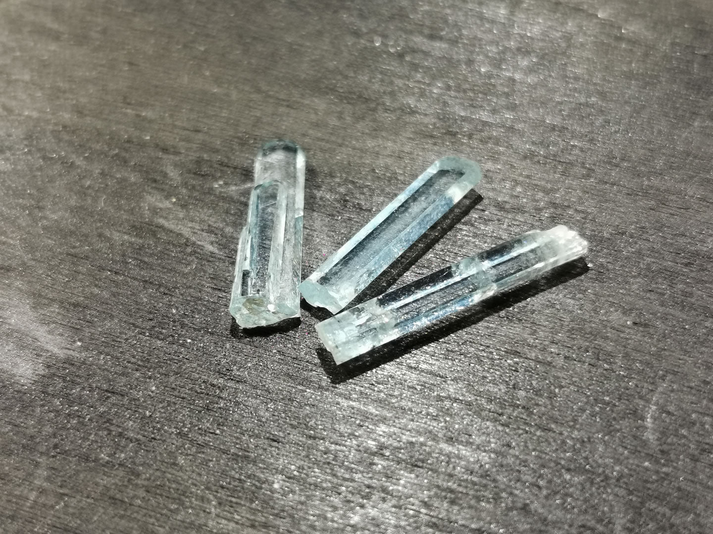 Lotto di tre di Acquamarine grezze 3,45 ct
