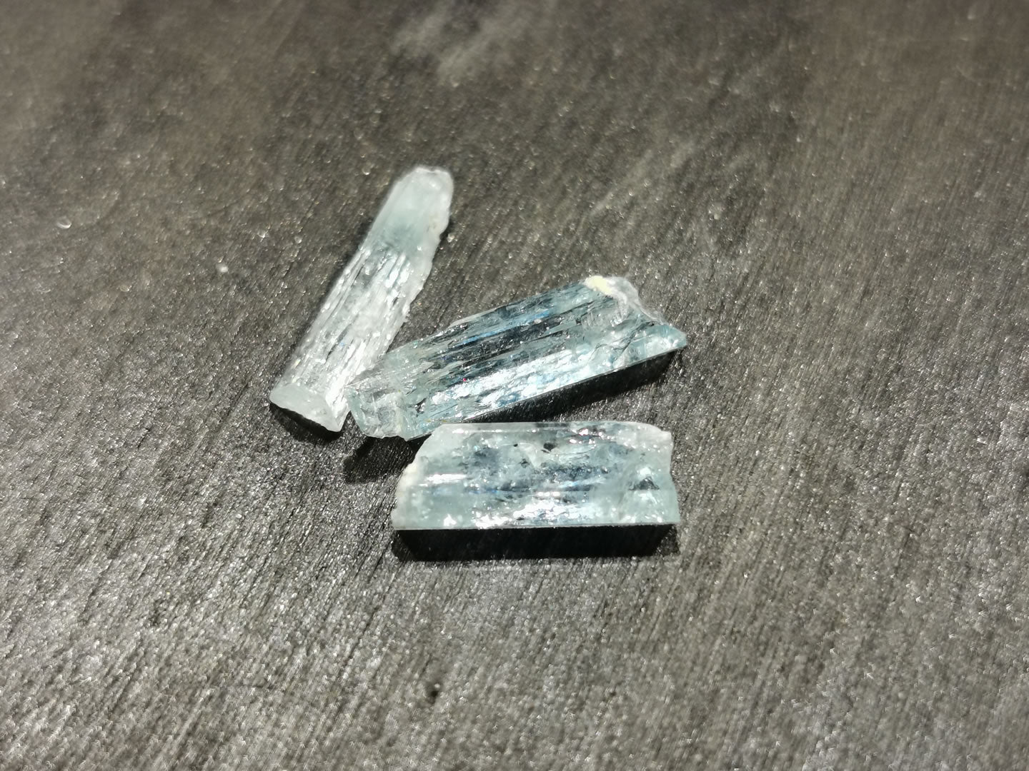 Lotto di tre di Acquamarine grezze 4,47 ct