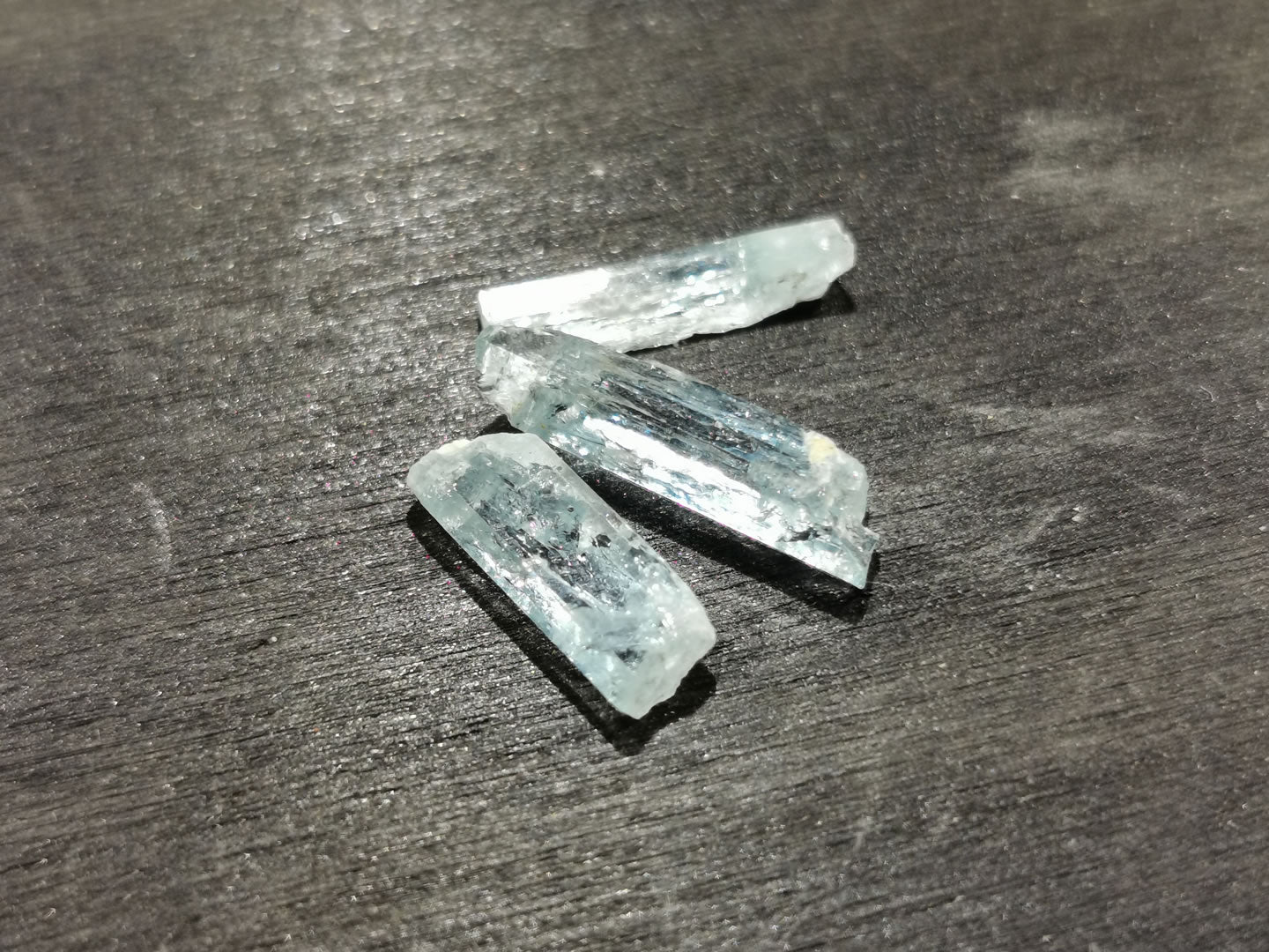 Lotto di tre di Acquamarine grezze 4,47 ct