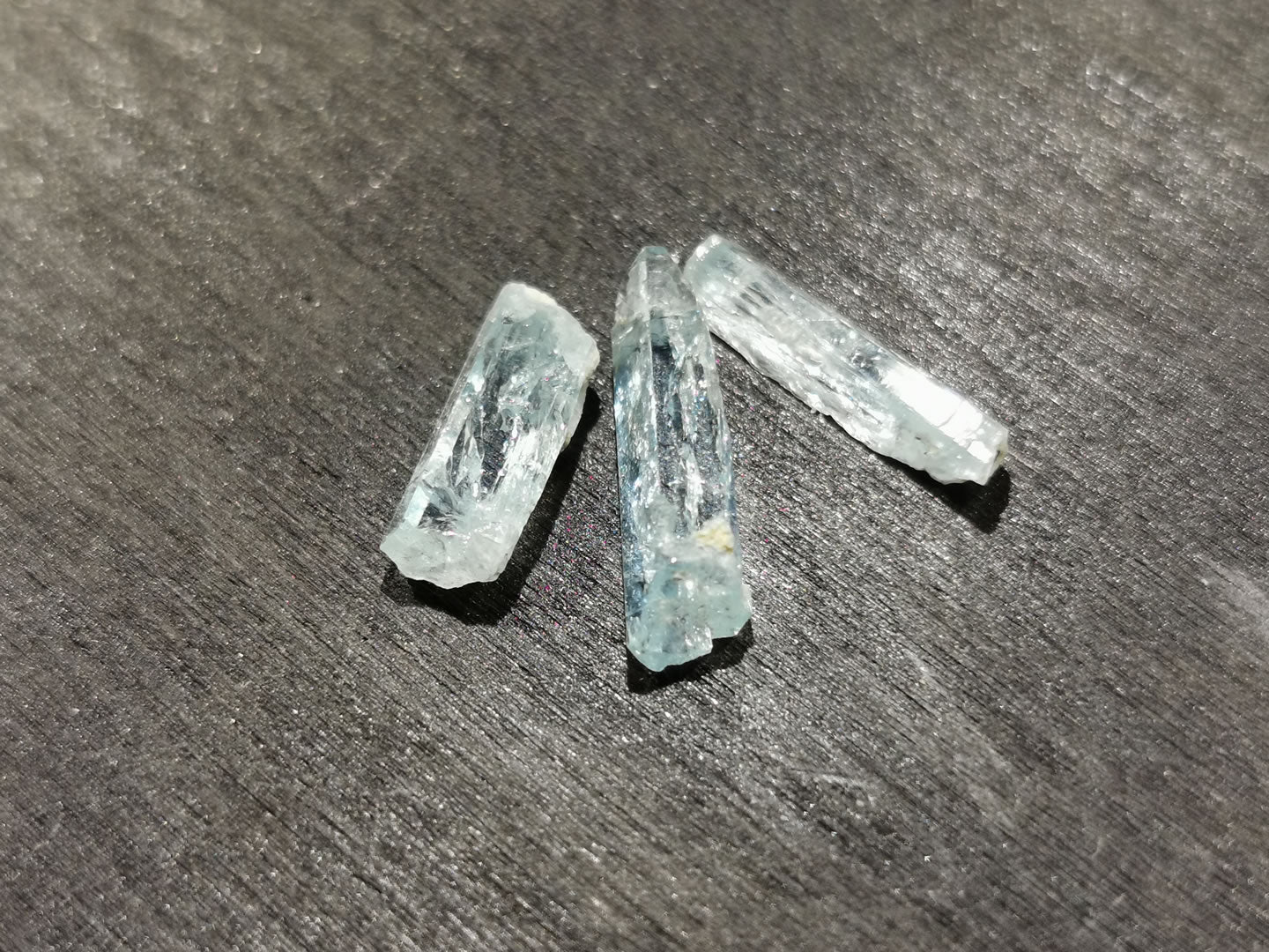 Lotto di tre di Acquamarine grezze 4,47 ct