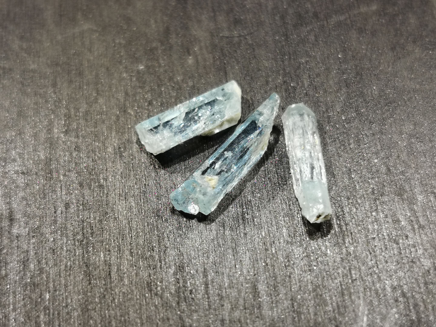 Lotto di tre di Acquamarine grezze 4,47 ct