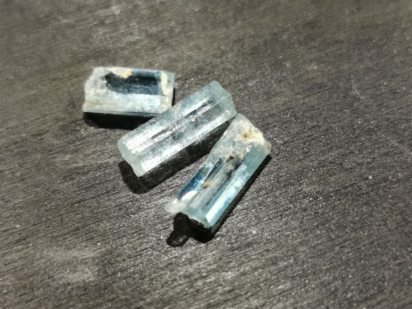 Lotto di tre di Acquamarine grezze 7,37 ct