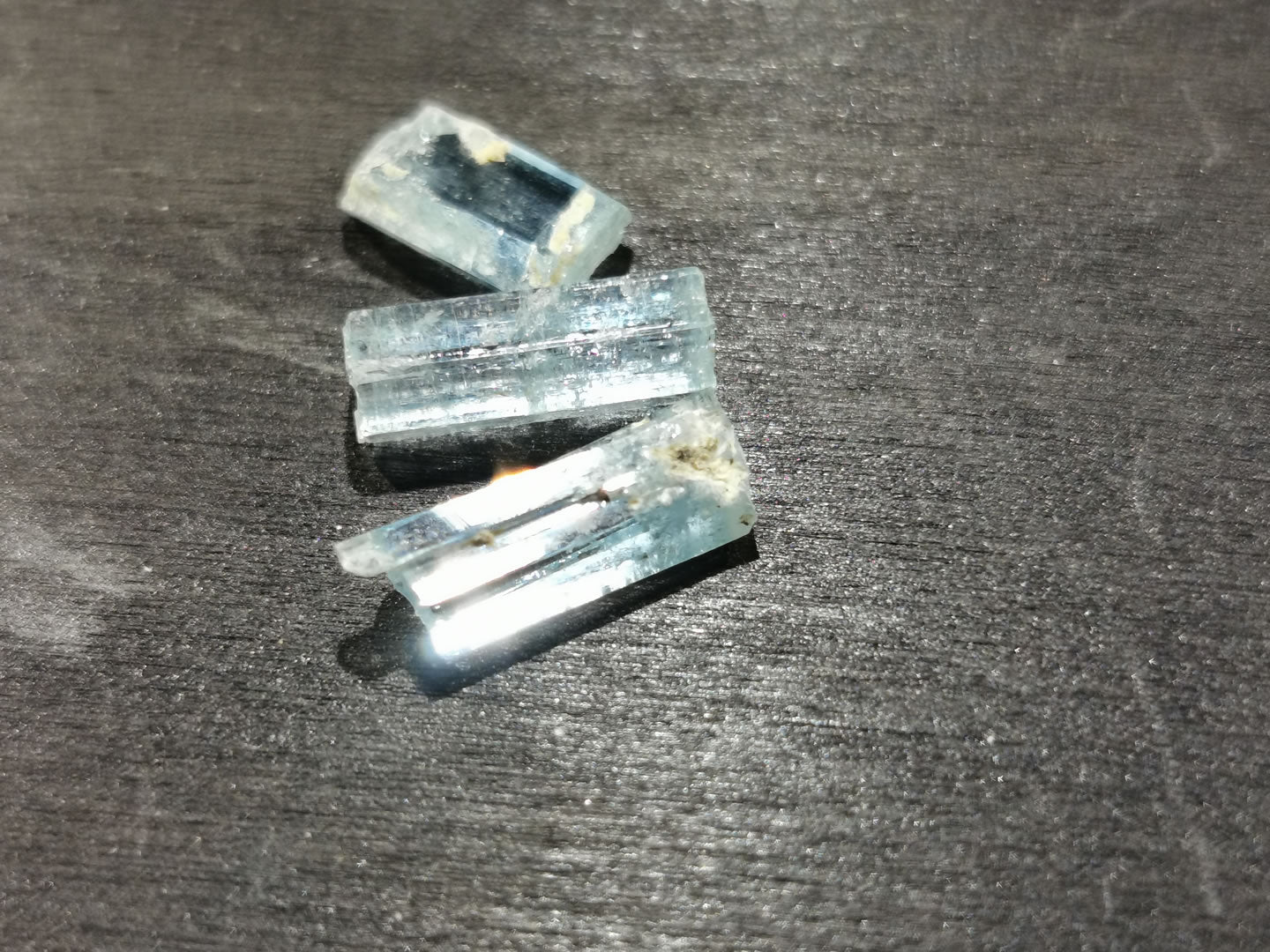 Lotto di tre di Acquamarine grezze 7,37 ct