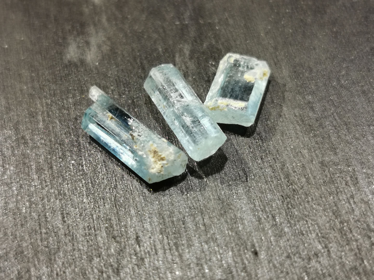 Lotto di tre di Acquamarine grezze 7,37 ct