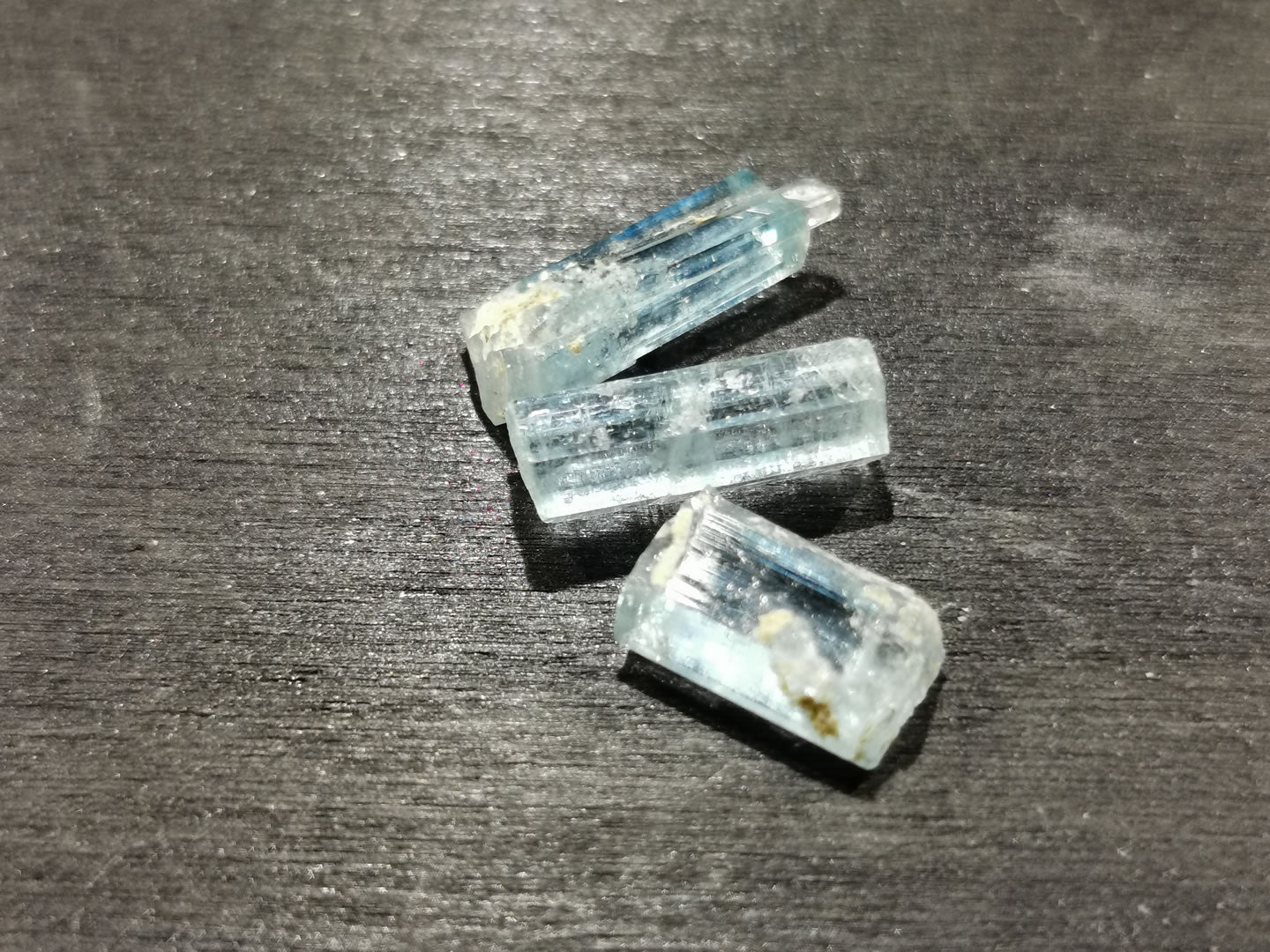 Lotto di tre di Acquamarine grezze 7,37 ct